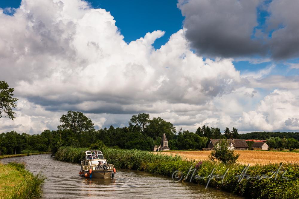 Hausboot bei einer Kapelle in der Nähe von Rully