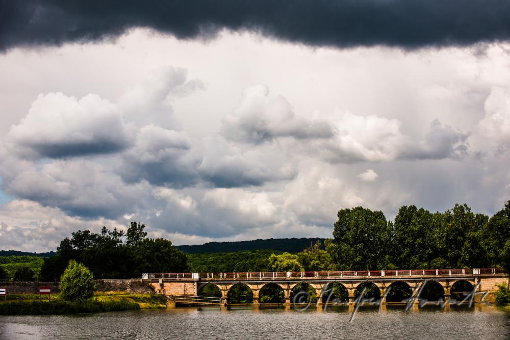 Bogenbrücke am Fluß Seille