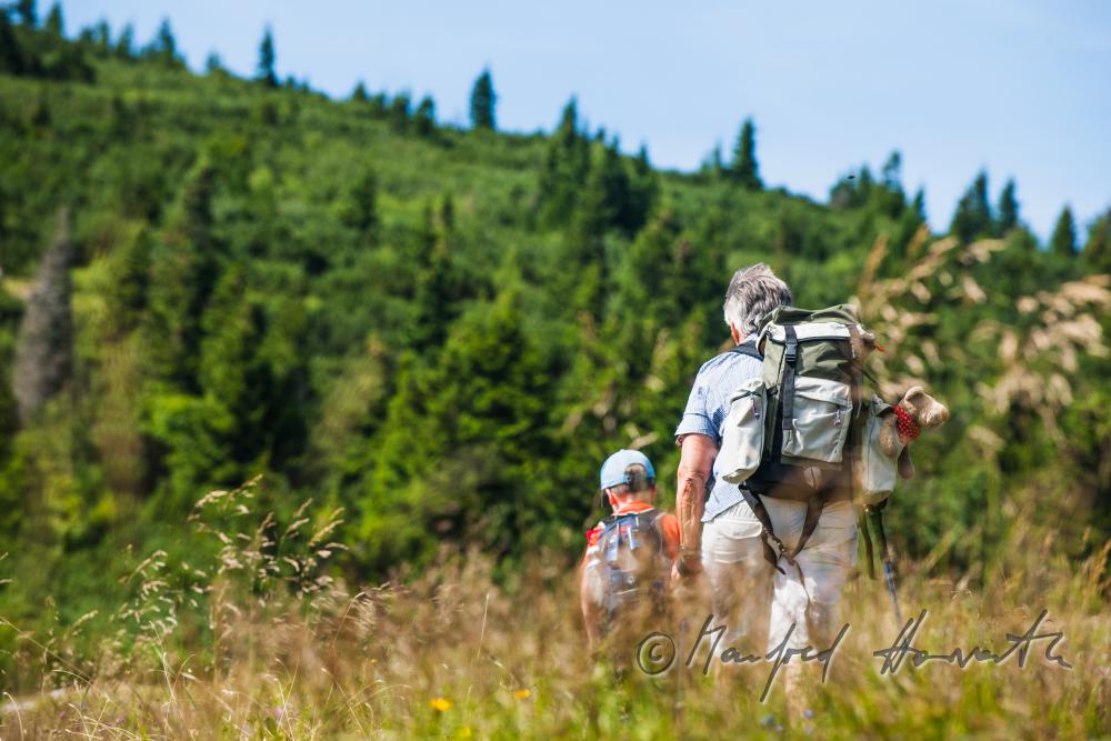 Oma und Enkelkind wandern auf dem Höhenweg