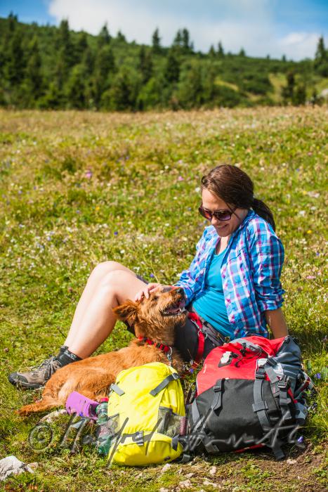 Wandererin mit Hund auf dem Höhenweg