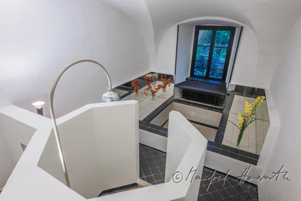 Badezimmer mit tief gelegter Badewanne