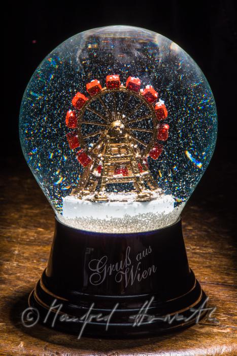 Miniatur-Riesenrad in einer Schneekugel