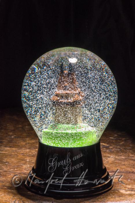 Miniatur des Grazer Uhrturmes in einer Schneekugel