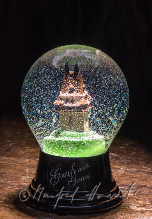 Miniatur des Grazer Uhrturmes in einer Schneekugel