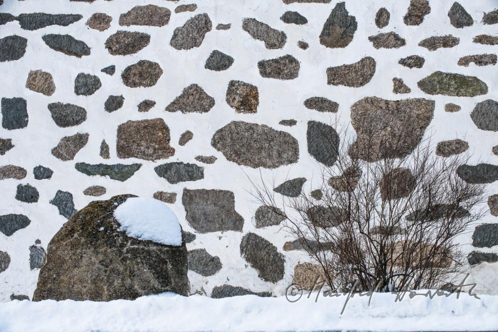 Mühlviertler Steinblass-Hof und schneebedeckte Granit-Blöcke