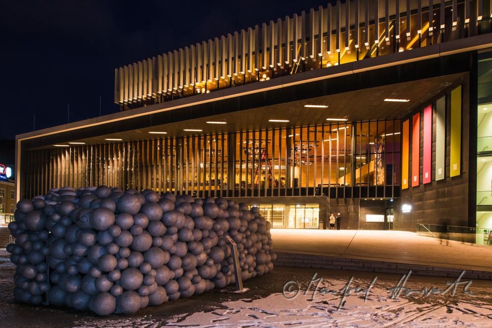 Kugelskulptur und Eingang des Musiktheater Linz