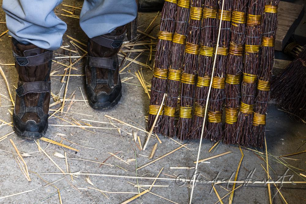 Korbflechter in der Werkstatt mit Fussmatte aus Birkenreisig