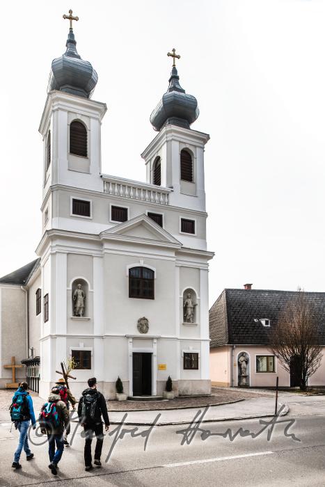 Pilger auf dem Weg nach Mariazell bei der Wallfahrtskirche