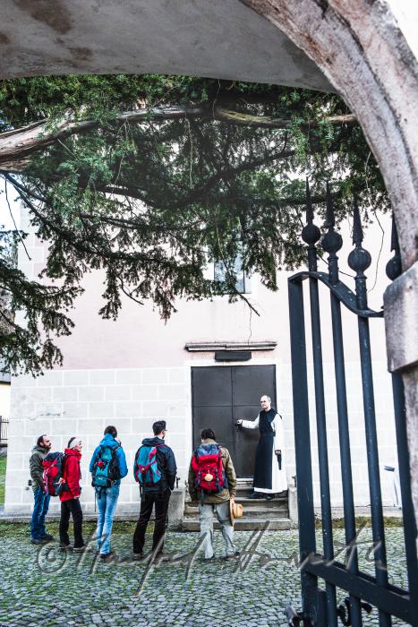 Wallfahrer mit Priester vor der Johanneskirche