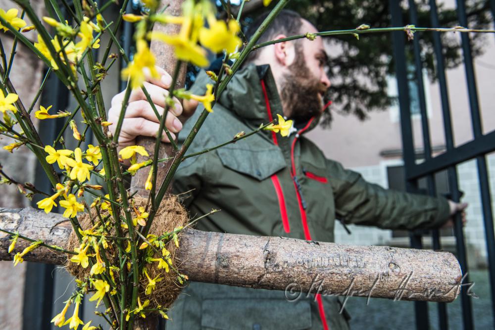 Wallfahrer mit Pilger-Kreuz betritt den Garten zur Johanneskirche