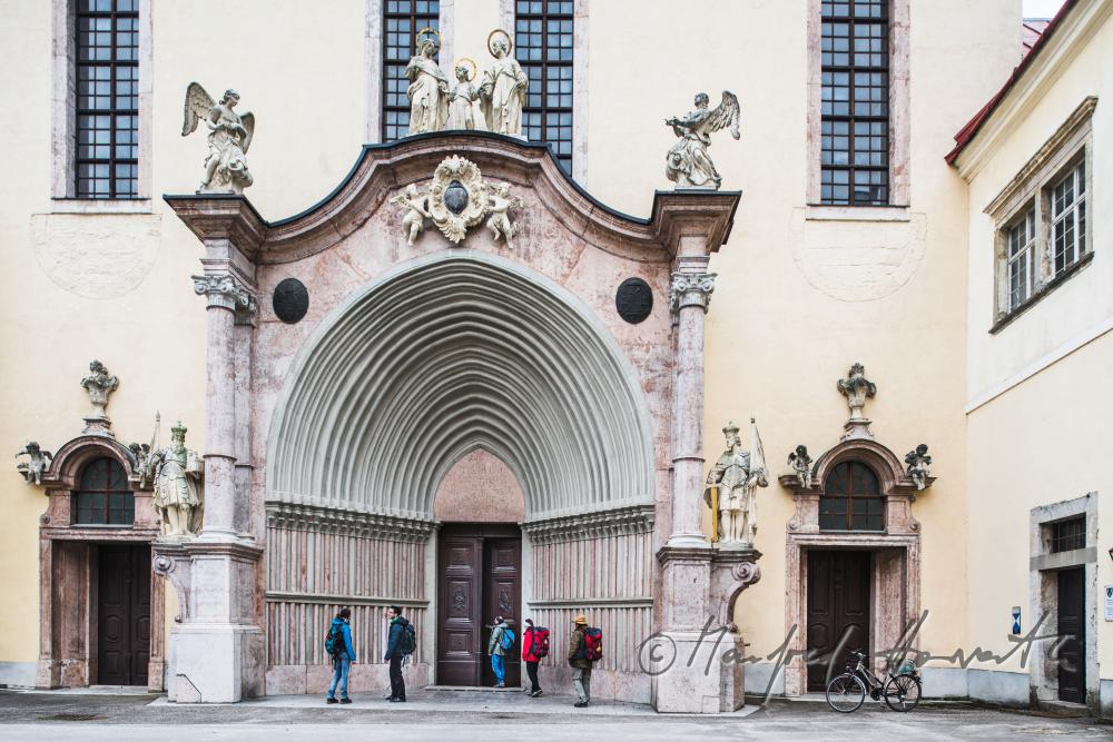Mariazell-Wallfahrer am Portal zur Stiftskirche