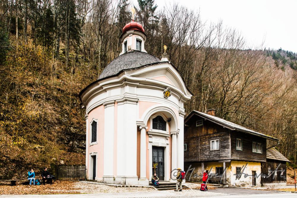 Mariazell-Wallfahrer bei der Kapelle Maria Siebebrünn