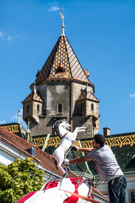 Aufbau eines Ringelspiels am Hauptplatz