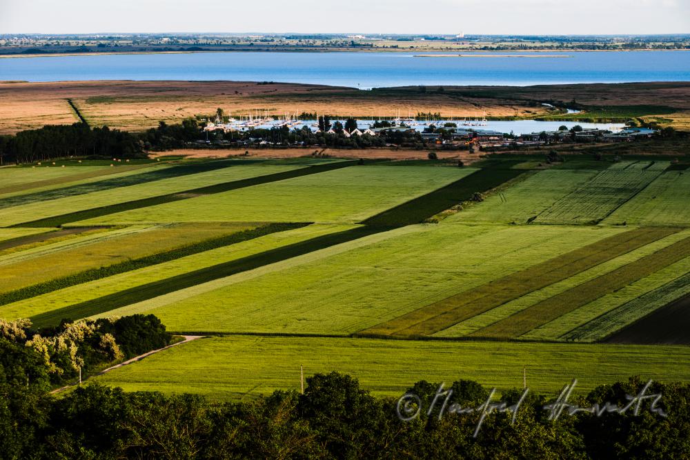 Blick vom Hackelsberg zum Neusiedlersee und dem Bootshafen
