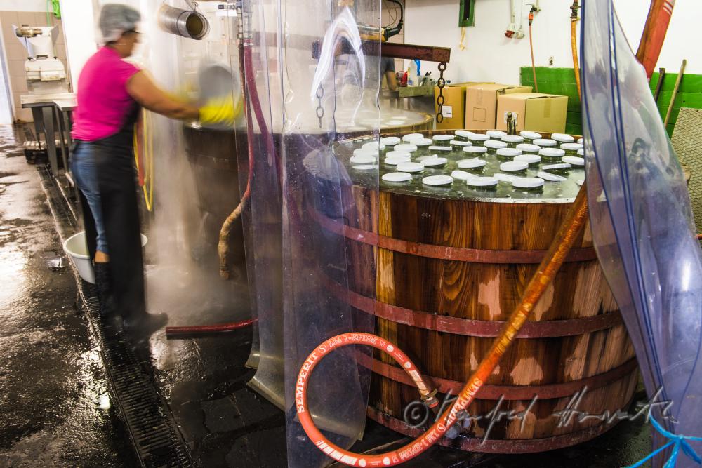 Pasteurisieren von Gurken in einem Holzbottich