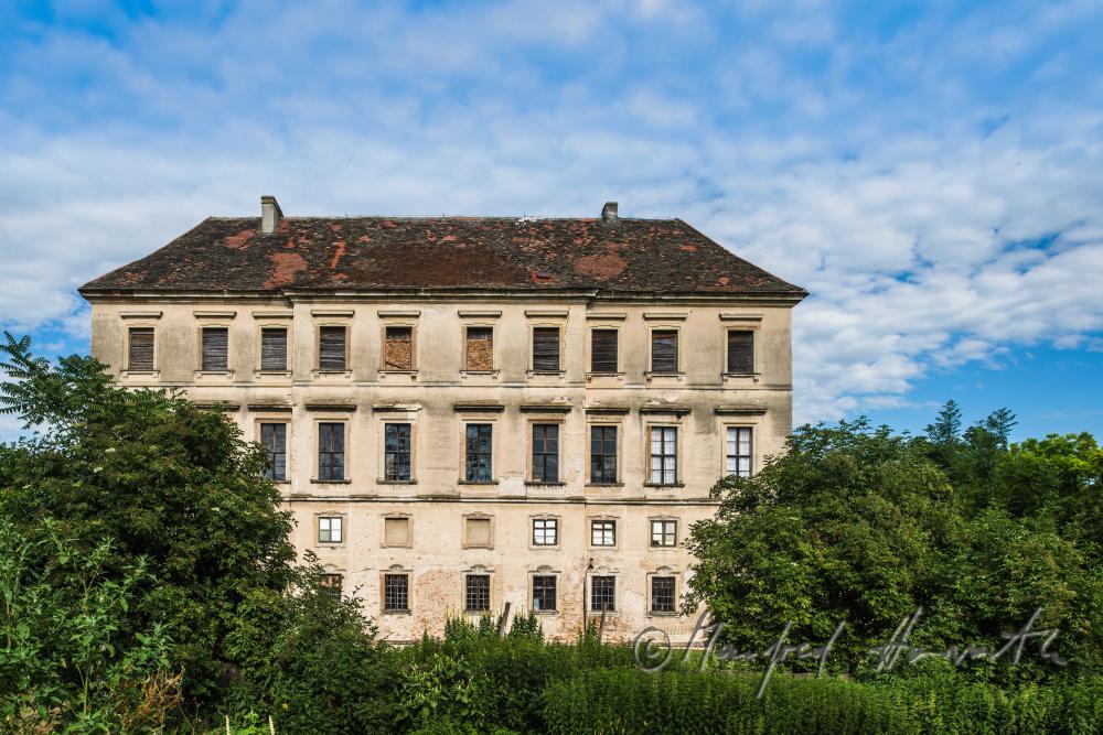 Südfront des Barock-Klassizistischen Schloss Thürnthal