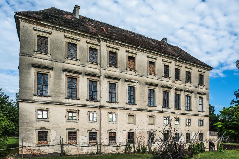 Südfront des Barock-Klassizistischen Schloss Thürnthal