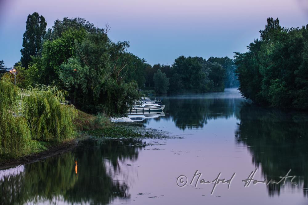 Hausboote im Fluss-Hafen von Louhans am Fluss La Seille