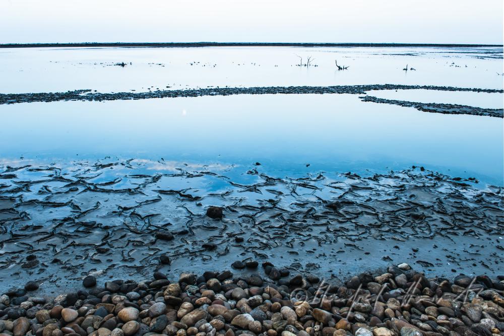 trockene Salzlacke im flachen Wasser der Schwemmlandebene
