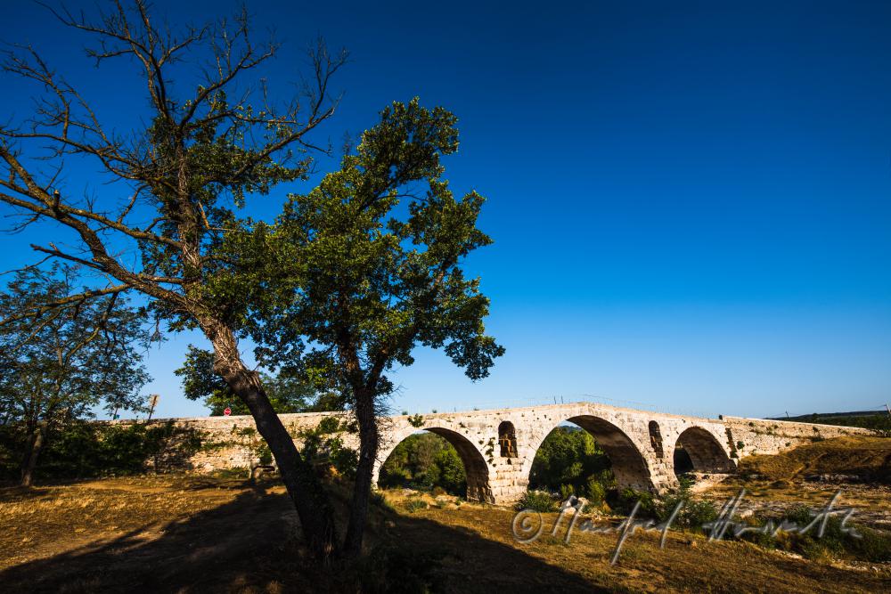 römische Steinbogenbrücke  