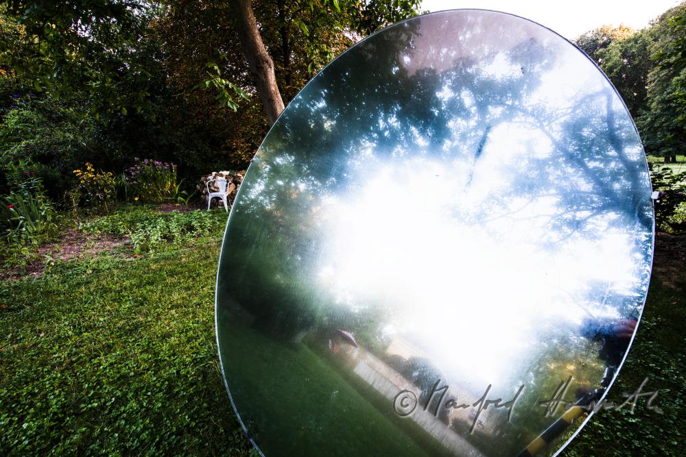 Schloss reflektiert im Spiegel (Kunst-Objekt) im Garten