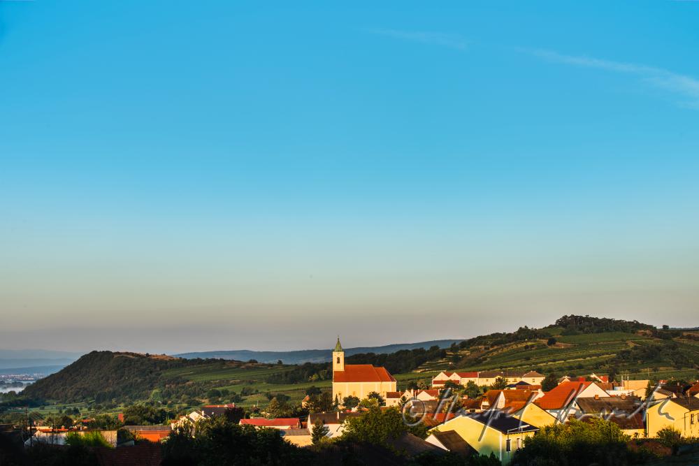 Blick von Neusiedl auf den Hackelsberg und das Leithagebirge