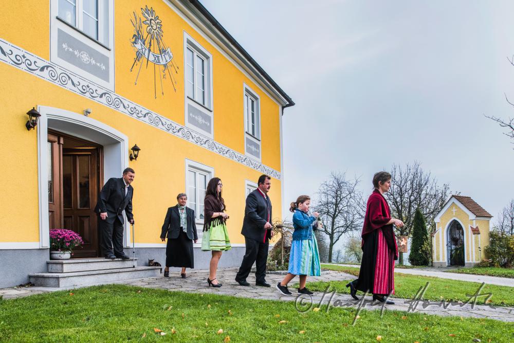 Ausräuchern in einer Rauhnacht bei Familie Zeilinger