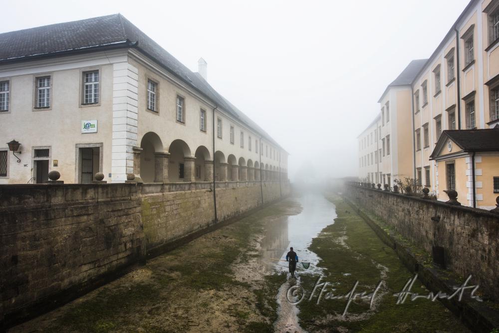 Forellen-Fischer im Wassergraben des Stiftes