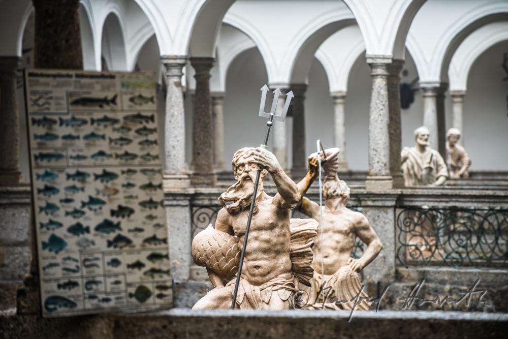 Barocke Statue des Neptun im Fischkalter