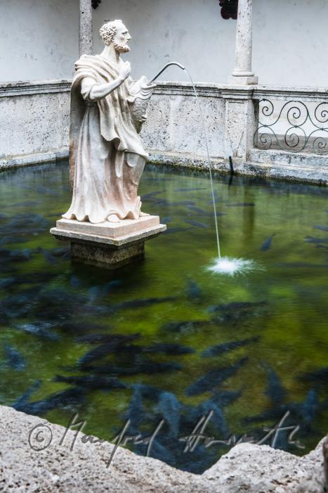 Barocke Statue des Heiligen Petrus im Fischkalter