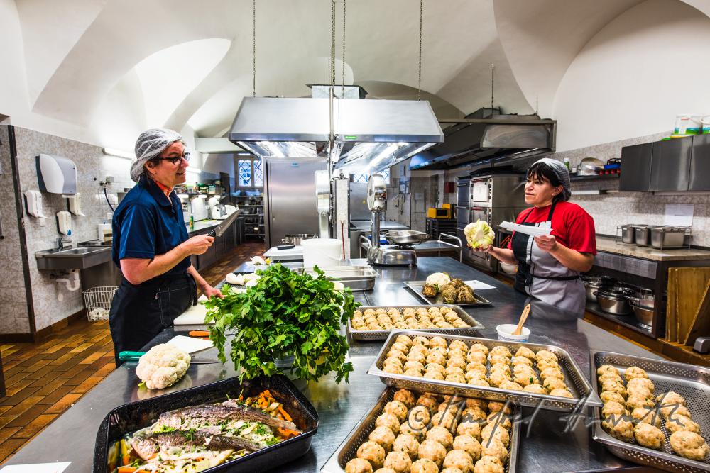 Küchenchefin kocht in der Klosterküche das Mittagessen