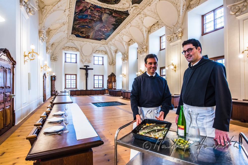 Mönche im Speisesaal mit Forelle Blau