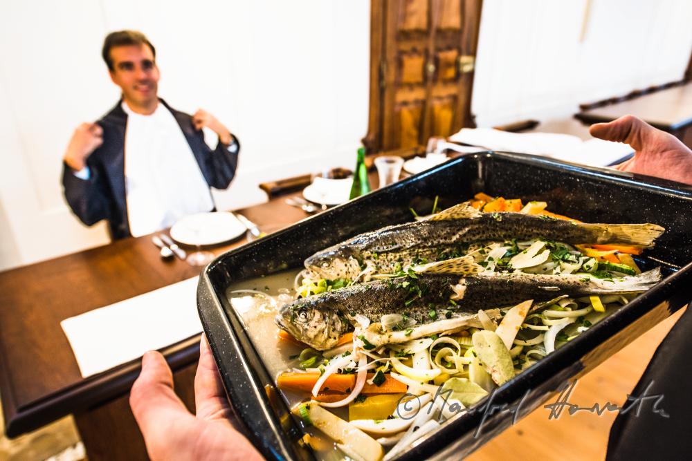 Mönche im Speisesaal mit Forelle Blau