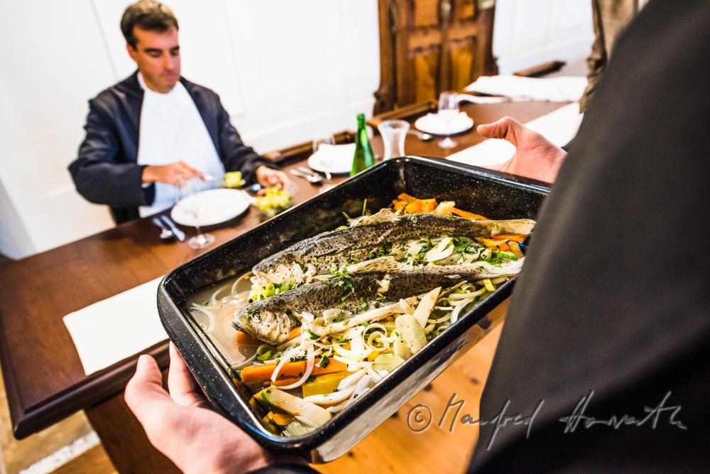 Mönche im Speisesaal mit Forelle Blau
