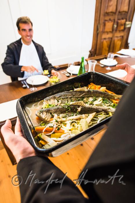 Mönche im Speisesaal mit Forelle Blau