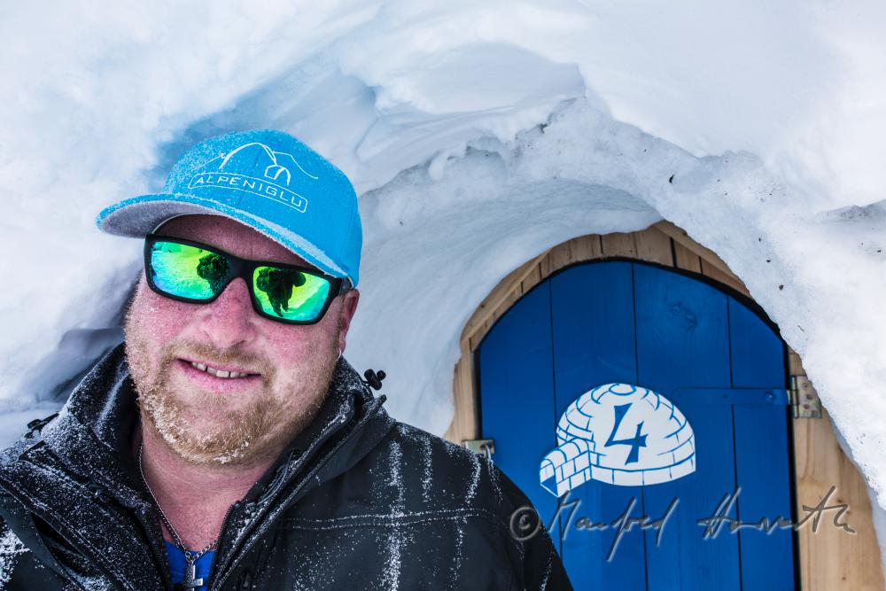 Iglu-Bauer vor dem Iglu-Hotel im 