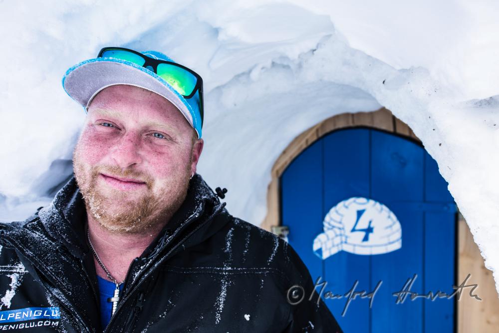 Iglu-Bauer vor dem Iglu-Hotel im 