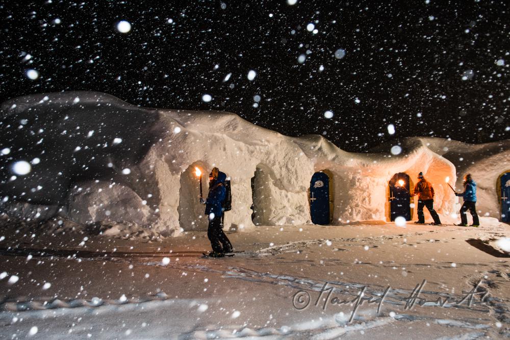 Gäste des Iglu-Hotels im 