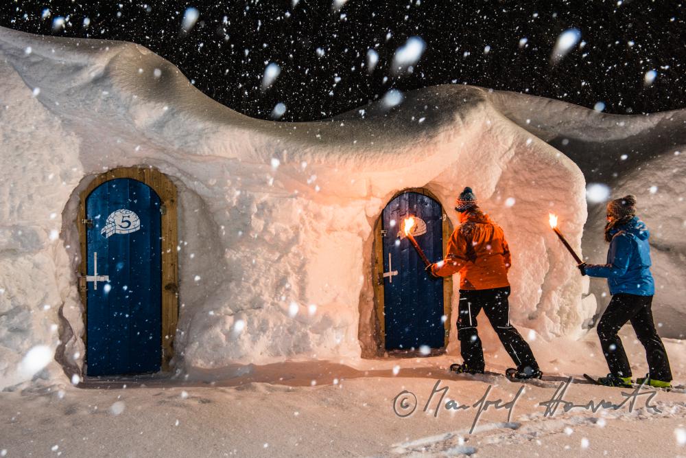 Gäste des Iglu-Hotels im 