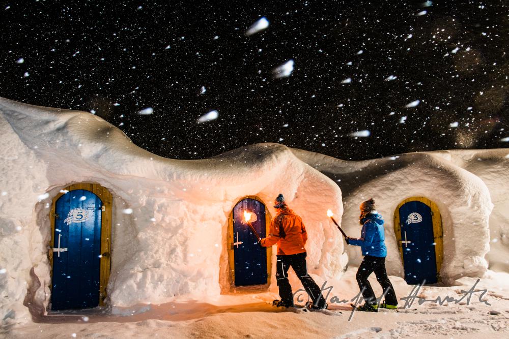 Gäste des Iglu-Hotels im 