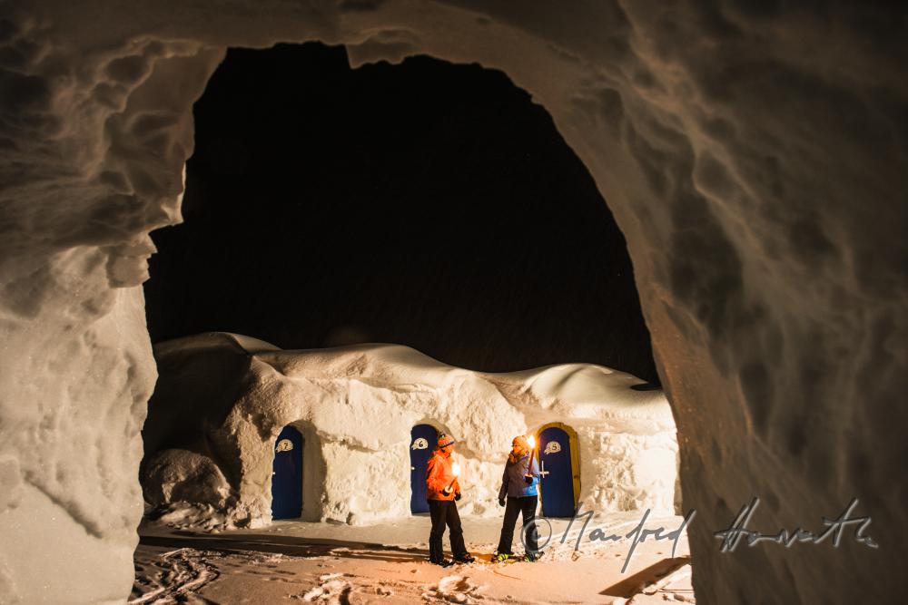 Gäste des Iglu-Hotels im 