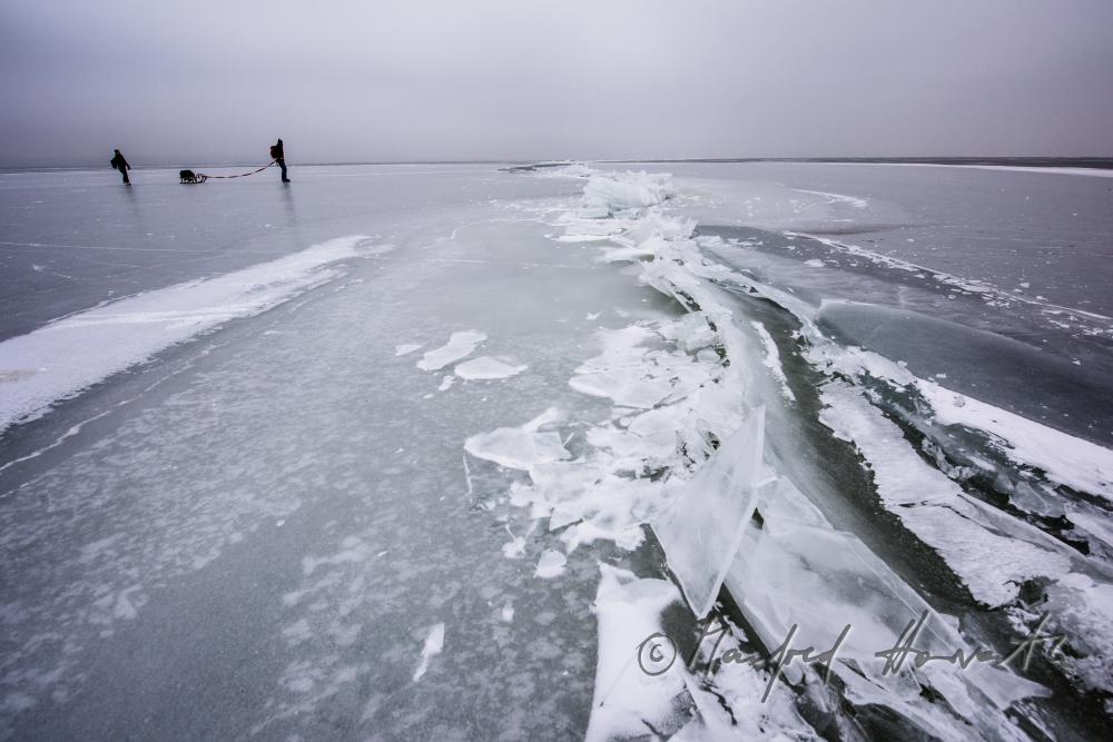 Eisläufer mit Rodel bei einem Eisstoss