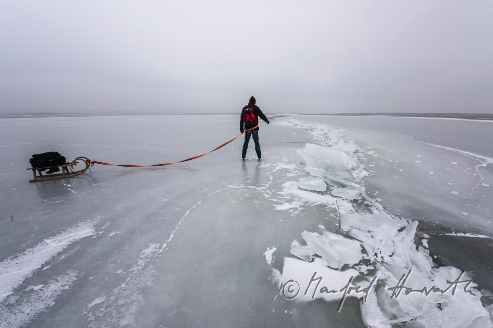 Eisläufer mit Rodel bei einem Eisstoss