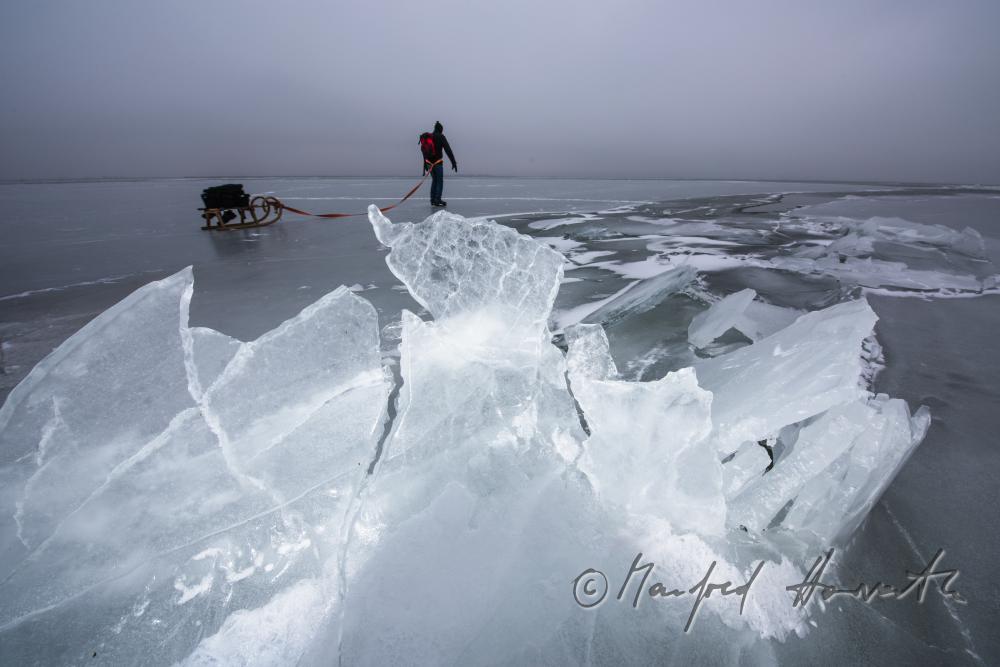 Eisläufer mit Rodel bei einem Eisstoss