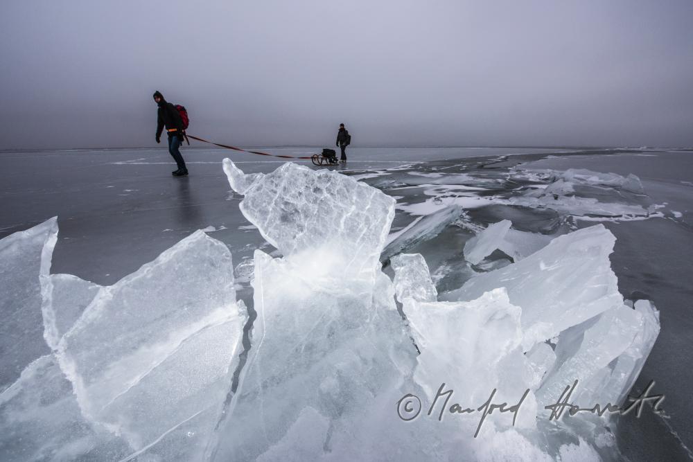 Eisläufer mit Rodel bei einem Eisstoss