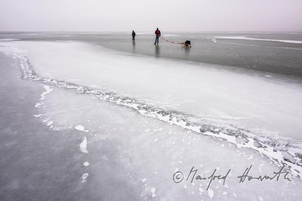 Eisläufer mit Rodel bei einem Eisstoss