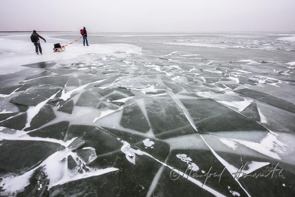Eisläufer mit Rodel bei einem Eisstoss
