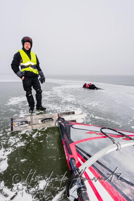 Eisläufer mit Rodel bei einem Eisstoss