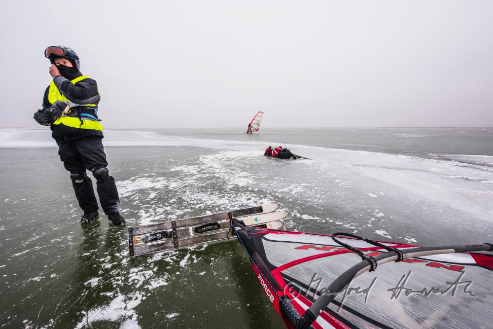 Eisläufer mit Rodel bei einem Eisstoss