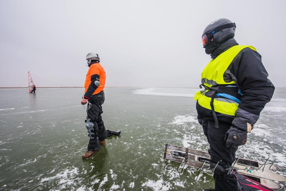 Eisläufer mit Rodel bei einem Eisstoss